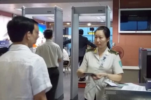 Không nộp phạt vì giấu bình xăng zippo trong người, hành khách bị cấm bay 1 năm