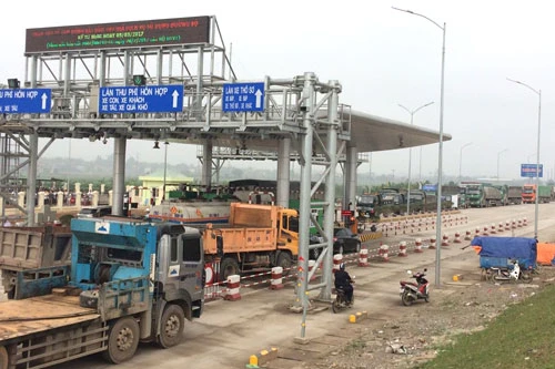 Tạm dừng thu phí trạm BOT Tam Nông sau 2 ngày người dân phản đối