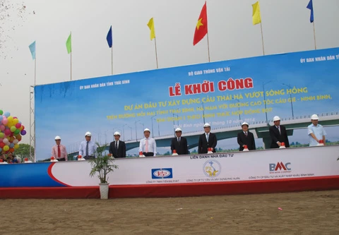 Doanh thu quá thấp, nhà đầu tư cầu Thái Hà xin lùi thời gian thu phí