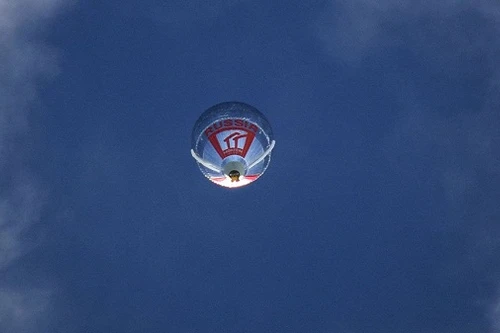 Phá kỷ lục bay quanh thế giới bằng khinh khí cầu