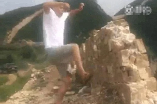 "Sư phụ kungfu" phá hoại Vạn Lý Trường Thành ra đầu thú