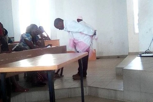 Giáo sư địu con giúp sinh viên