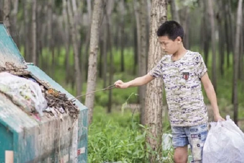 Nhặt rác kiếm tiền giúp mẹ kế trị ung thư