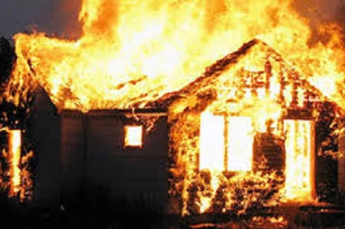 Bé gái 6 tuổi cứu em trai ra khỏi đám cháy