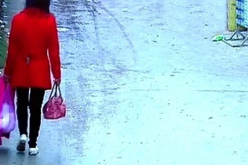 Mẹ trẻ Trung Quốc vứt con mới đẻ