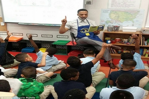 Thầy giáo già sành điệu gây sốt trên mạng xã hội