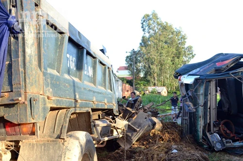 Băng qua đường sắt, xe tải bị tàu cắt lìa làm đôi, tài xế tử vong tại chỗ