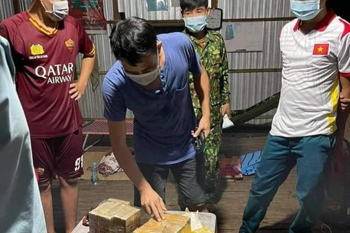 [Tin nhanh sáng 24-6-2021] Vứt bỏ 20 bánh ma túy khi ‘chạm mặt’ bộ đội biên phòng