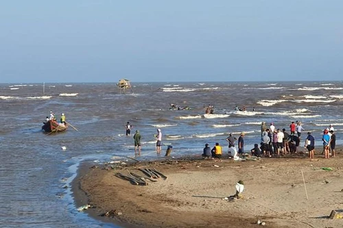 Tìm thấy thi thể 2 trong số 3 học sinh bị sóng cuốn mất tích ở Nam Định