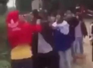 Nữ sinh lớp 8 bị đàn chị đánh ‘dằn mặt’