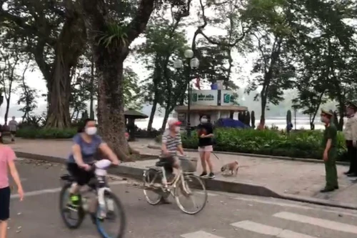CAQ Hoàn Kiếm tăng cường lực lượng nhắc nhở người dân tạm dừng tập thể dục quanh hồ Gươm