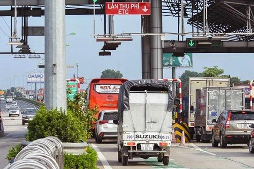 Lái xe bức xúc “tố” tài khoản thu phí không dừng có tiền mà không thể qua trạm BOT