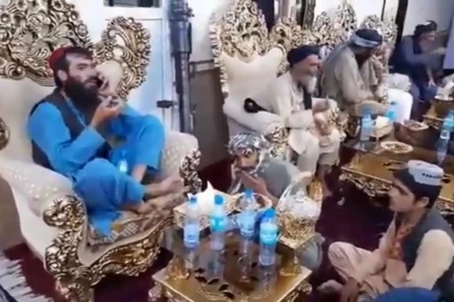 [Video] Taliban khám phá dinh thự sang chảnh của nguyên soái Afghanistan