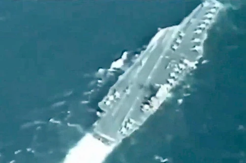 Tàu sân bay Mỹ tại Vịnh Persian bị UAV Iran ghi hình rõ nét