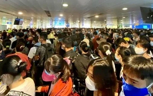 Dự báo sân bay tắc nghẽn dịp 30-4, khách nên làm gì để không lỡ chuyến bay?