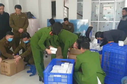 Hà Nội: Đột kích tổng kho đồng hồ lậu tại quận Hà Đông