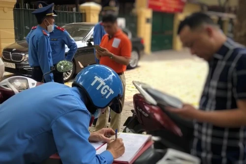 Xử phạt nhiều chủ xe sang đỗ vỉa hè quận trung tâm