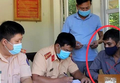 Cảnh sát giao thông bắt giữ đối tượng tàng trữ trái phép chất ma túy