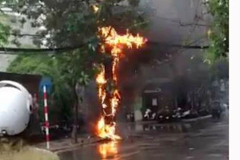 Clip: Cột điện nổ và bốc cháy dữ dội ở Hà Nội