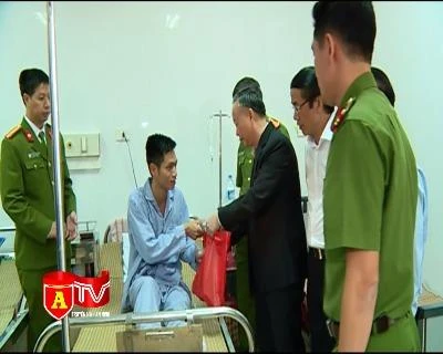 Thăm, động viên 2 chiến sỹ cảnh sát PCCC bị thương khi tham gia chữa cháy 