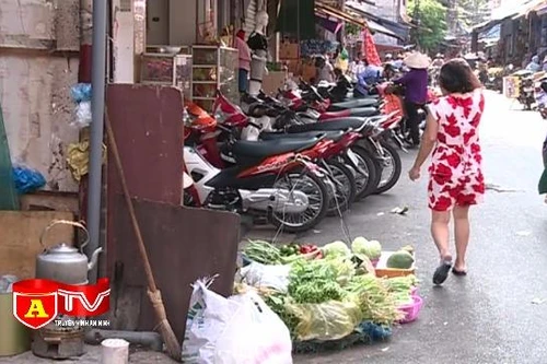 Lấn chiếm vỉa hè lòng đường - thói quen khó bỏ