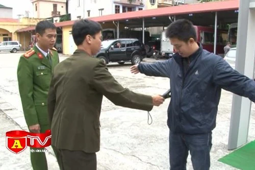 Trung đoàn CSCĐ tập huấn sử dụng máy soi và cổng từ