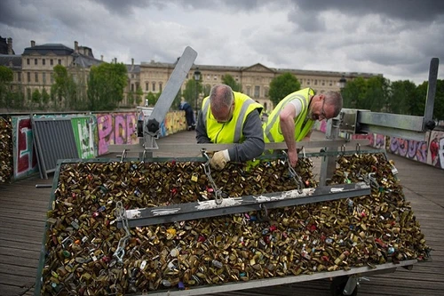 Chùm ảnh: “Mở khóa” tình yêu “cứu sống” cầu Pont des Arts ở Paris