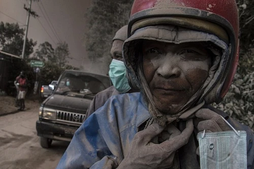 Cuộc sống “ngập ngụa” trong tro bụi núi lửa của người dân Indonesia