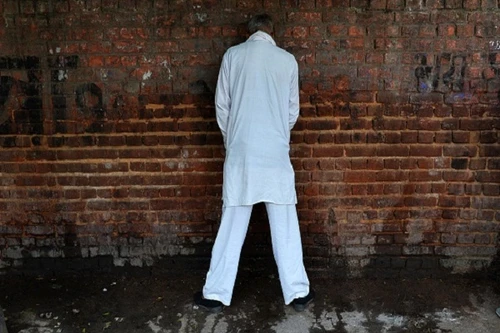 Ấn Độ: 109 người đàn ông bị bắt giam vì... tiểu tiện nơi công cộng