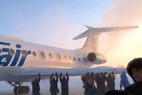 Nga: Máy bay kẹt trong băng - hành khách phải xuống đẩy