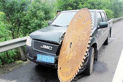 Lưỡi cưa cắm thẳng vào đầu ô tô