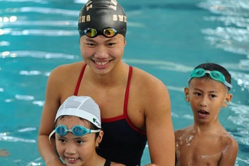 Ánh Viên bơi cùng các em thiếu nhi hoàn cảnh khó khăn của Hà Nội
