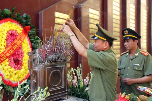 Tri ân các anh hùng liệt sĩ Công an Thủ đô