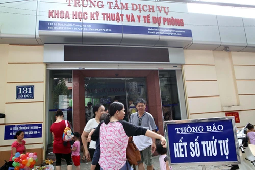 Đội mưa nắng, phụ huynh đợi gần nghìn lượt, mong tiêm chủng cho con