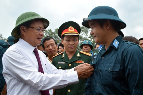 Bí thư Thành ủy Phạm Quang Nghị động viên tân binh lên đường nhập ngũ