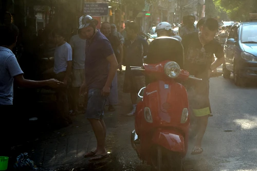 Hà Nội: Vừa đổ xăng xong, xe Vespa LX bốc khói nghi ngút