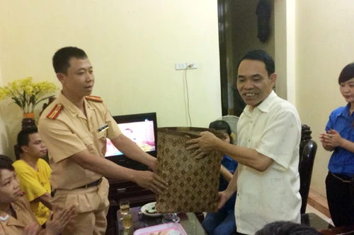 Thăm hỏi, tặng quà các gia đình chính sách