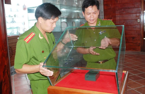 Kẻ trộm trả lại đồng hồ bạc tỷ cùng thùng bia... tạ lỗi 