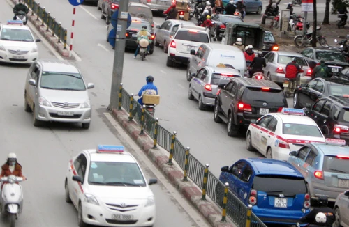 Vẫn khó xử phạt taxi vi phạm