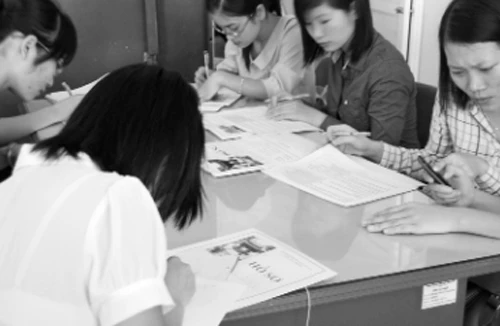 Cử nhân tranh việc làm của trung cấp