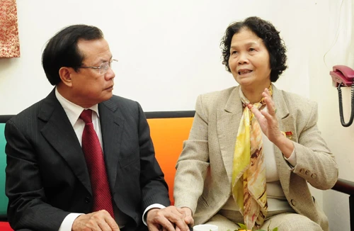 Thăm, tặng quà nhân chứng “Điện Biên Phủ trên không”