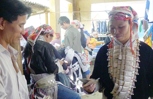 Độc đáo váy cưới đính bạc