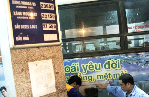 Giảm giá dầu, giữ nguyên giá xăng 