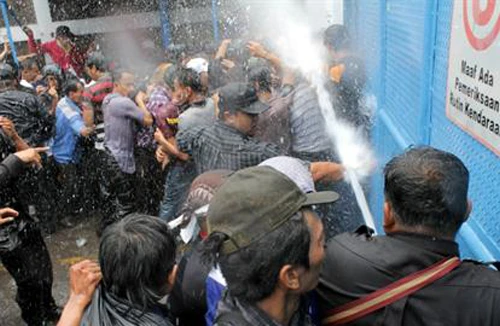 Indonesia: Biểu tình bạo lực tại nhà máy giầy Adidas 