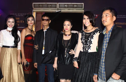 Đạo diễn Lê Hoàng bị tố “rút lõi” kịch bản: “Cát nóng” vẫn chưa nguội?!