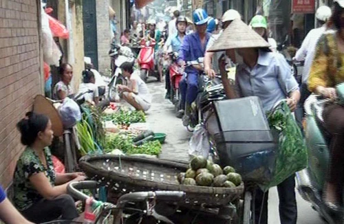 “Chợ cóc” chiếm lòng đường