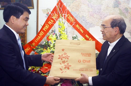 Lãnh đạo CATP chúc mừng Tòa Giám mục Hưng Hóa 