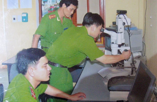 Đứng sau những chiến công 