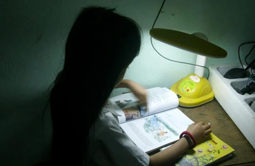 Trẻ lớp 1 “vật lộn” với bài tập về nhà