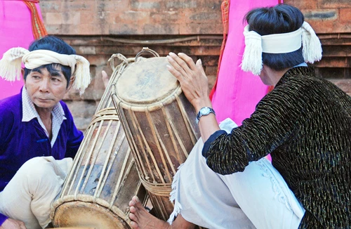 Say điệu múa Chăm dưới Tháp Bà